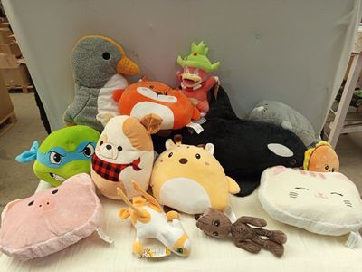 beaucoup de peluches posées sur une table