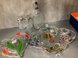 un saladier en verre et un bocal en verre posés sur un plan de travail