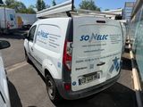 une camionnette garée dans un parking