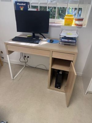 un bureau d'ordinateur sur lequel se trouvent un écran et un clavier