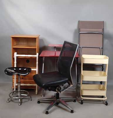 beaucoup de chaises de bureau et un bureau sur lequel se trouve un ordinateur