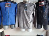 de nombreuses vestes de styles variés exposées dans un magasin