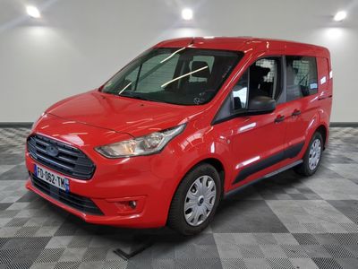 la camionnette rouge est garée sur un sol en damier dans le garage