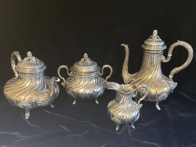 un ensemble de théières et de cafetières en argent posées sur une table