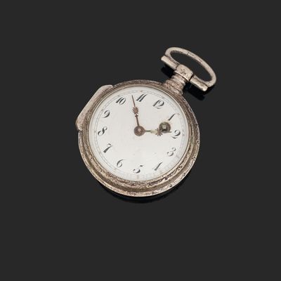 une montre de poche ancienne en argent, avec des chiffres romains sur fond noir