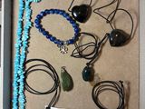 de nombreux colliers et bracelets exposés dans une boîte