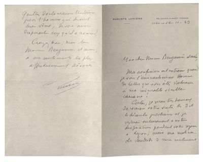 une vieille lettre manuscrite écrite par un homme assis devant une fenêtre