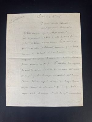 une feuille de papier sur laquelle on peut écrire, posée sur une table