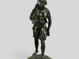 une image représentant une statue en bronze d'un homme debout sur un socle en marbre
