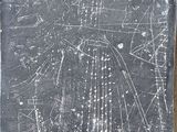 une image en noir et blanc représentant un voilier sur un tableau noir