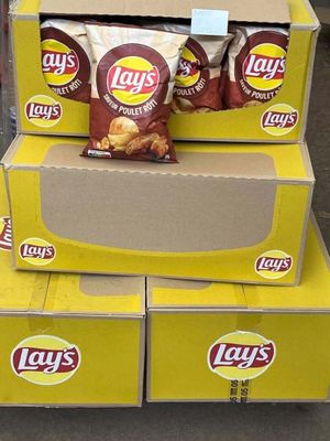 trois boîtes de chips Lays empilées les unes sur les autres