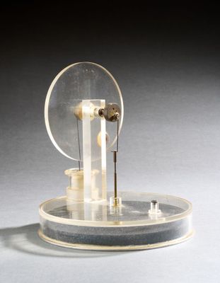une petite maquette représentant une ampoule sur un pied