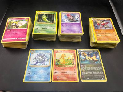 beaucoup de cartes pokemon sur la table