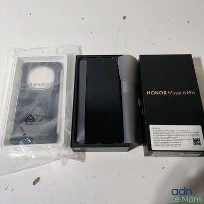 une image représentant une boîte contenant un téléphone, posée sur une table