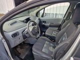 l'intérieur d'une voiture avec la porte ouverte et le siège du conducteur abaissé