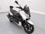 un scooter blanc et noir garé dans une pièce