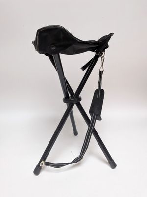 un tabouret noir avec une assise noire et un parapluie noir