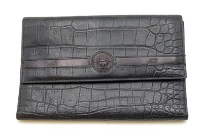 portefeuille en cuir noir orné d'un emblème représentant un lion sur le devant