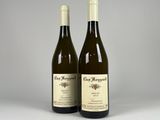 deux bouteilles de vin posées l'une à côté de l'autre sur une table