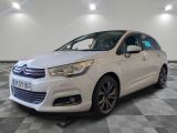 une citrole blanche garee sur un plancher en damier dans un garage