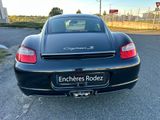 l'arrière d'une Porsche noire garée sur un parking