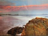 une photo d'une photo d'un coucher de soleil sur la plage