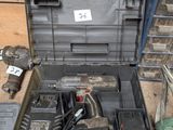 une boîte à outils avec des outils à l'intérieur sur le sol