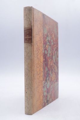 un vieux livre posé sur une surface blanche, avec un fond blanc