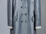 une photo d'un manteau argenté sur un mannequin, un mannequin, un mannequin, un mannequin, un mannequin, un mannequin, un mannequin, un mannequin