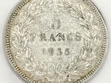 gros plan d'une pièce de monnaie sur une surface blanche
