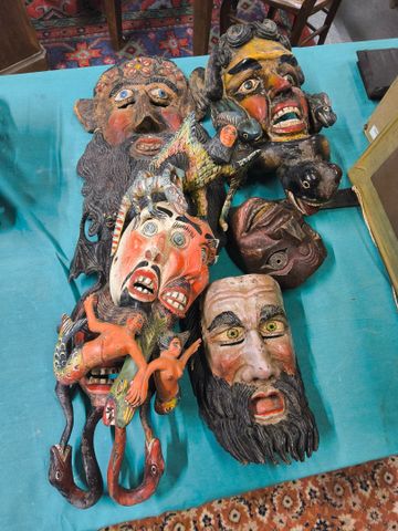 Lot de masques en bois sculptés et polychrome