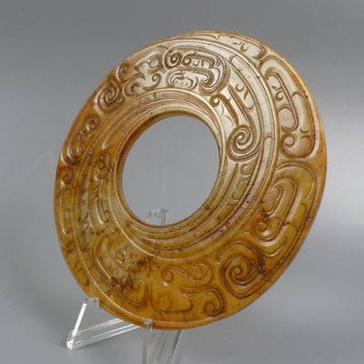 une image représentant une assiette en verre gravé posée sur un socle transparent