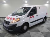 la photo d'une camionnette blanche garée dans un garage