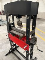 une plieuse hydraulique FACOM type W450, capacité 50 tonnes (photo 3)