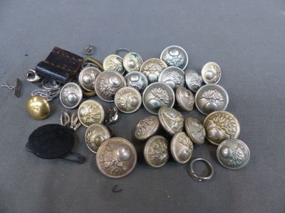 un tas de boutons en argent et en or posés sur une table