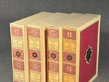 trois livres sont empilés sur une table