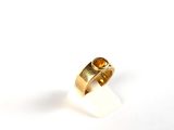 un gros plan d'une bague en or sertie d'une citrine