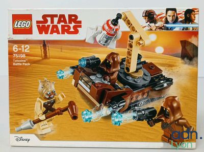 Le coffret Lego Star Wars se trouve dans la boîte posée sur la table.