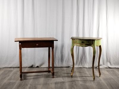 deux tables placées l'une à côté de l'autre sur un parquet