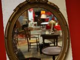 un miroir accroché au mur d'un café