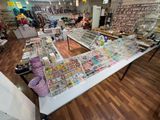 une longue table avec plein de bonbons dans le magasin