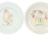 deux assiettes présentant des motifs différents, posées sur un fond blanc