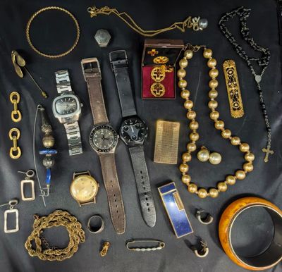 de nombreux types de montres et de bracelets disposés sur une table