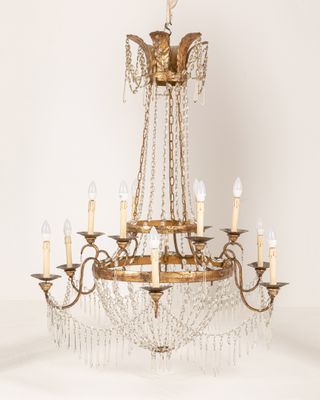 Important lustre en métal mordoré et découpé. Douze bras de …