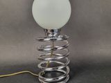 un gros plan d'une lampe posée sur une table