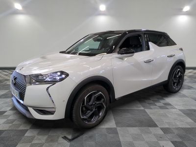 le 4x4 blanc est garé sur un carrelage à carreaux