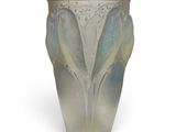 un vase en verre orné d'un motif représentant un oiseau