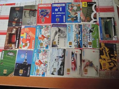 une table sur laquelle sont posés de nombreux livres