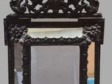 un miroir accroché au mur devant un miroir