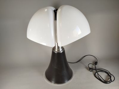 une lampe posée sur une table à côté d'un chargeur